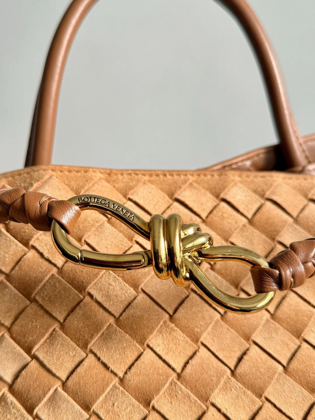 Batch 3760 Recently, the same style of bag that celebrities love is both high-end and practical. Michelle Yeoh, Kim Namjoon, Jing Boran, Tong Liya, Sun Qian, Wu Qianyu, Du Juan, Ma Yili and Bai Baihe are all carrying Bottega Veneta summer series Andiamo handbags. Andiamo has a simple structure and rounded lines. The whole piece is made of Nappa leather. It is comfortable, soft and dynamic. It adds interest to daily life and can be easily matched with various styles. Andiamo handbags are available in three sizes: small, medium and large. There are many colors to choose from, which can meet different needs. You can really carry it whether it is daily or attending events. Style number: 743575 Size: 45*22*34cm